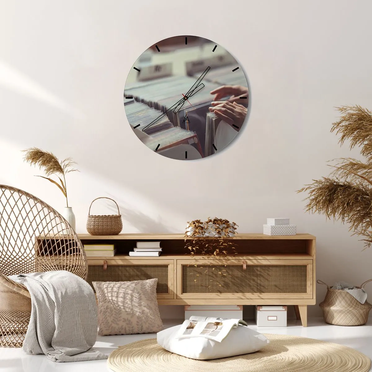 Falióra, Óra - Bakelitlemezek böngészése egy hangszerboltban - 30x30cm - Érzelmeket keresése - Modern fali dekoráció nappalihoz, konyhához és hálószobához ARTTOR