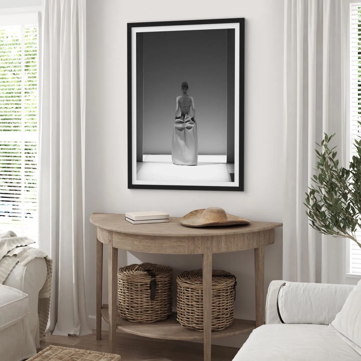 Poszter fehér keretben - Egy minimalista fekete-fehér fotó egy nőről a kifutón. - 50x70cm - Kifinomult egyszerűség - Modern fali dekoráció nappalihoz és hálószobához ARTTOR