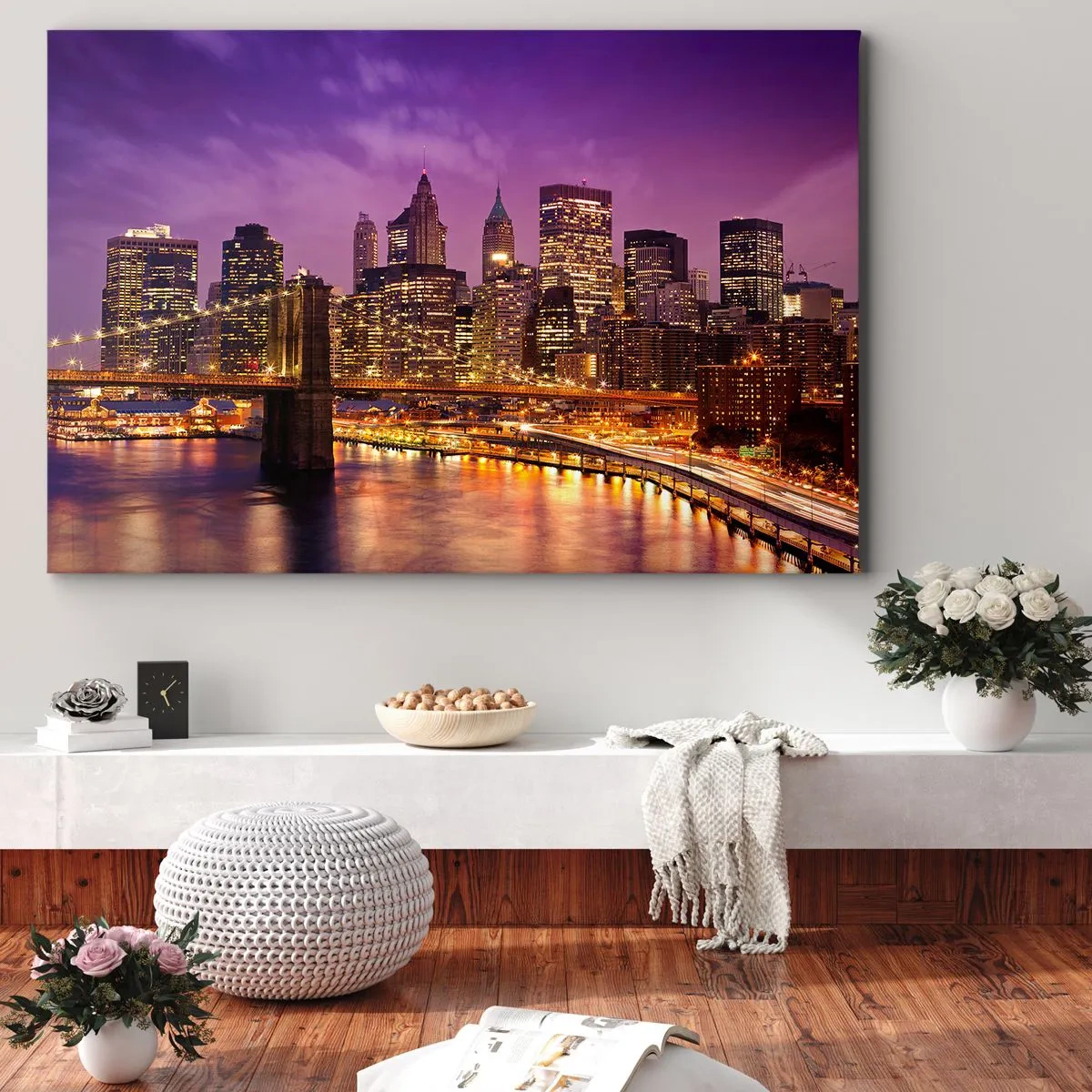 Vászonkép - A város panorámája a híddal az esti fényben a lila égbolt ellen - 70x50cm - Lila-arany Manhathann - Modern fali dekoráció nappalihoz és hálószobához ARTTOR