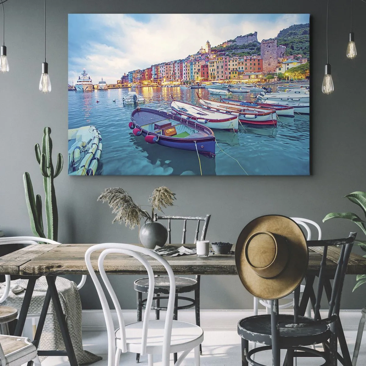 Vászonkép - Egy színes vízparti város hajókkal a kikötőben - 70x50cm - Színes este a kikötőben - Modern fali dekoráció nappalihoz és hálószobához ARTTOR