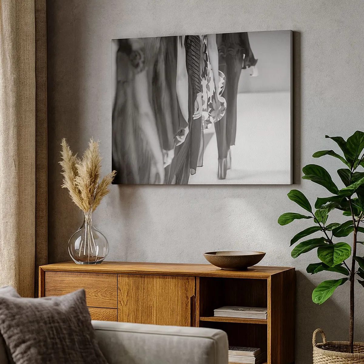 Vászonkép - Egy fekete-fehér kifutói jelenet, amely a ruhák részleteit és a modellek alakját mutatja be. - 70x50cm - Stílusos felvonulás - Modern fali dekoráció nappalihoz és hálószobához ARTTOR