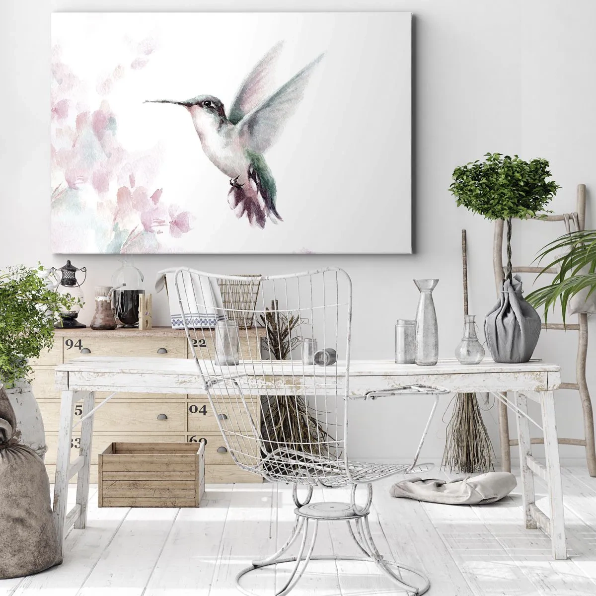 Vászonkép - Egy kolibri finom pasztell színekben, virágokkal tarkított háttér előtt - 70x50cm - Reptében lefagyva - Modern fali dekoráció nappalihoz és hálószobához ARTTOR