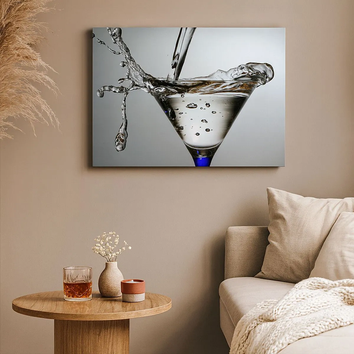 Vászonkép - Martini pohár dinamikus vízcseppekkel világos háttér előtt. - 70x50cm - A csésze peremén - Modern fali dekoráció nappalihoz és hálószobához ARTTOR