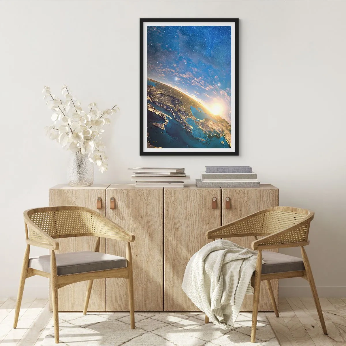 Poszter fehér keretben - Föld napkeltekor az űrből nézve - 50x70cm - Tekintsünk magunkra távolról - Modern fali dekoráció nappalihoz és hálószobához ARTTOR