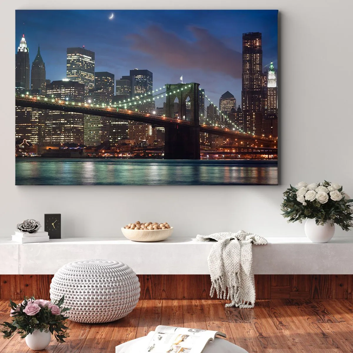 Vászonkép - New York City híd éjszaka kivilágított épületekkel - 70x50cm - Ragyogó éjszaka - Modern fali dekoráció nappalihoz és hálószobához ARTTOR