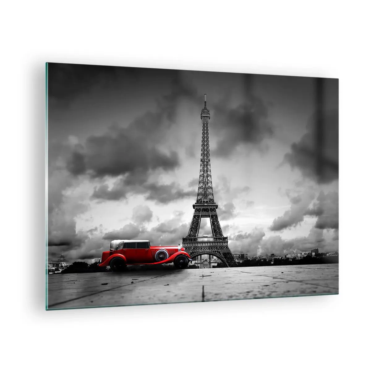 Üveg kép - Egy piros retró autó, a háttérben az Eiffel-torony fekete-fehér környezetben. - 70x50cm - Nem olyan régen a Párizsban - Modern fali dekoráció nappalihoz és hálószobához ARTTOR
