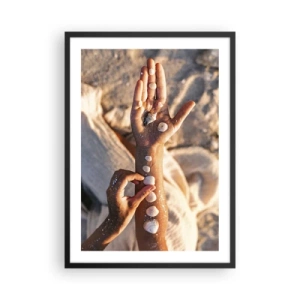 Poszter fehér keretben - Kagylókkal díszített kezek homokos alapon - 50x70cm - Szépség egy karnyújtásnyira - Modern fali dekoráció nappalihoz és hálószobához ARTTOR