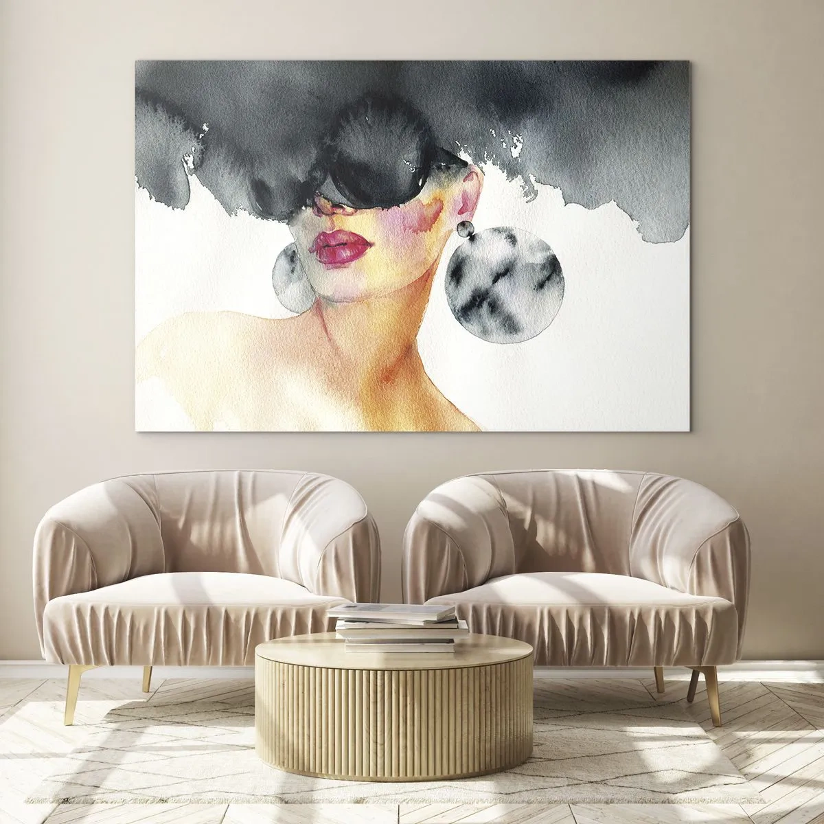 Üveg kép - Portré egy nőről, nagy fülbevalókkal és egy fekete folttal a feje felett - 70x50cm - Az elegancia titka - Modern fali dekoráció nappalihoz és hálószobához ARTTOR