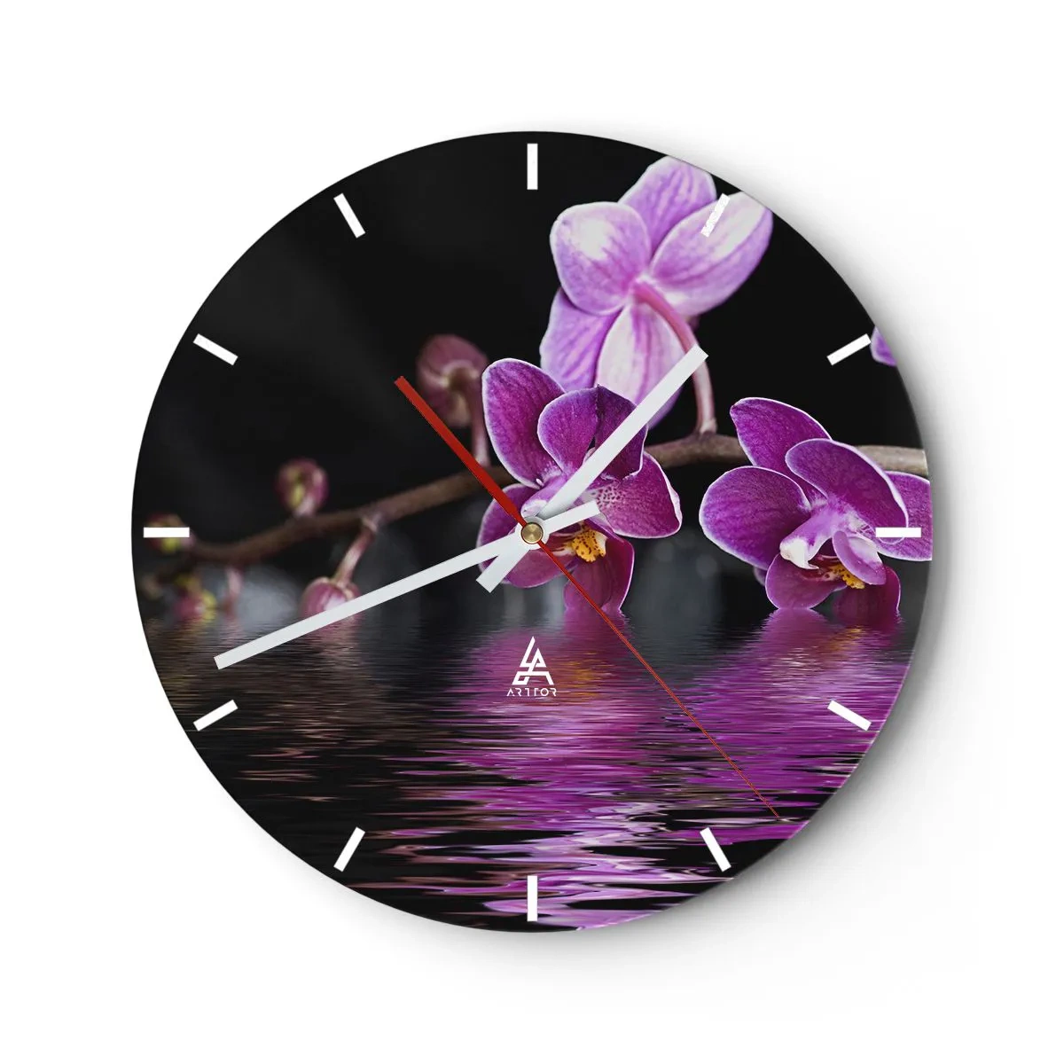 Falióra, Óra - Rózsaszín orchideák tükröződnek a vízben, fekete háttér előtt - 30x30cm - Lila a szépség tükörképe - Modern fali dekoráció nappalihoz, konyhához és hálószobához ARTTOR