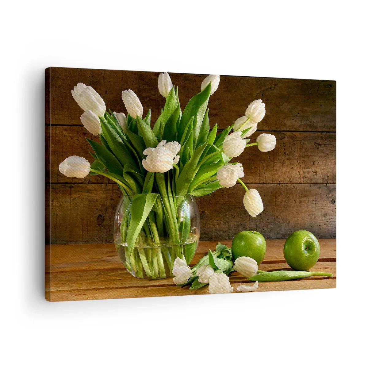 Vászonkép - Egy csokor fehér tulipán üvegvázában zöld almákkal - 70x50cm - Zamatos és friss zöldben és fehérben - Modern fali dekoráció nappalihoz és hálószobához ARTTOR