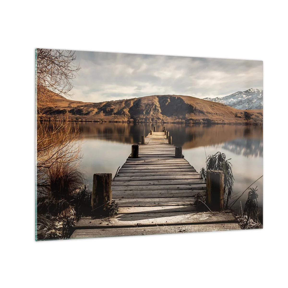 Üveg kép - Egy fából készült móló egy tó felett, kilátással a hegyekre a háttérben - 70x50cm - Táj a csendben - Modern fali dekoráció nappalihoz és hálószobához ARTTOR