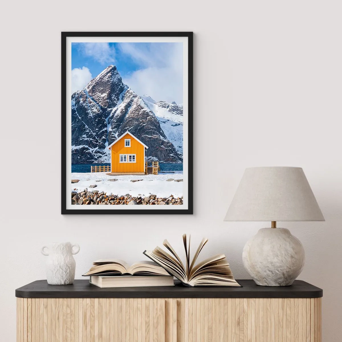 Poszter fehér keretben - Egy sárga ház a hófödte hegyek hátterében - 50x70cm - Skandináv nyaralás - Modern fali dekoráció nappalihoz és hálószobához ARTTOR