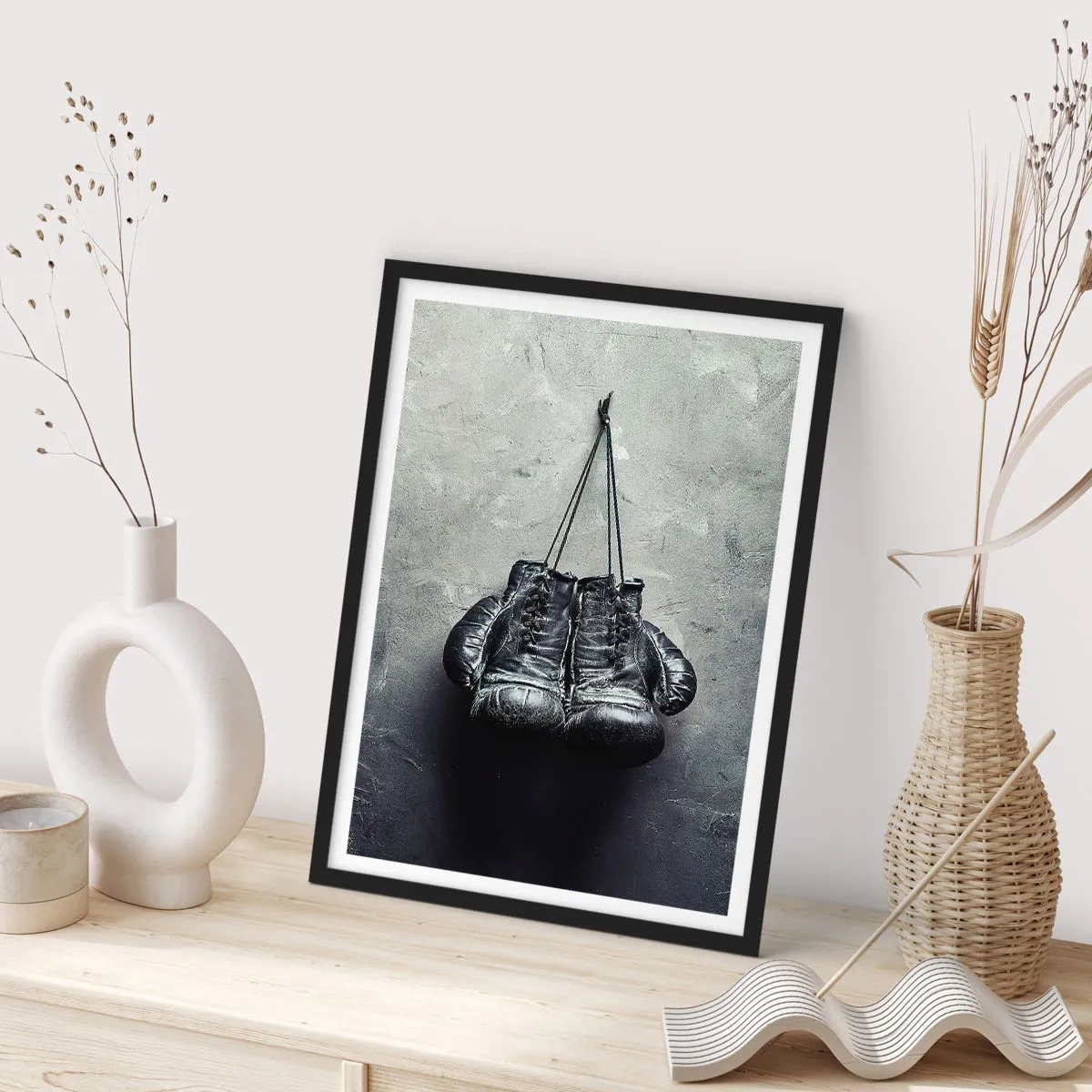 Poszter fehér keretben - Fekete bokszkesztyűk lógnak egy húron - 50x70cm - A küzdelem és a béke ideje - Modern fali dekoráció nappalihoz és hálószobához ARTTOR