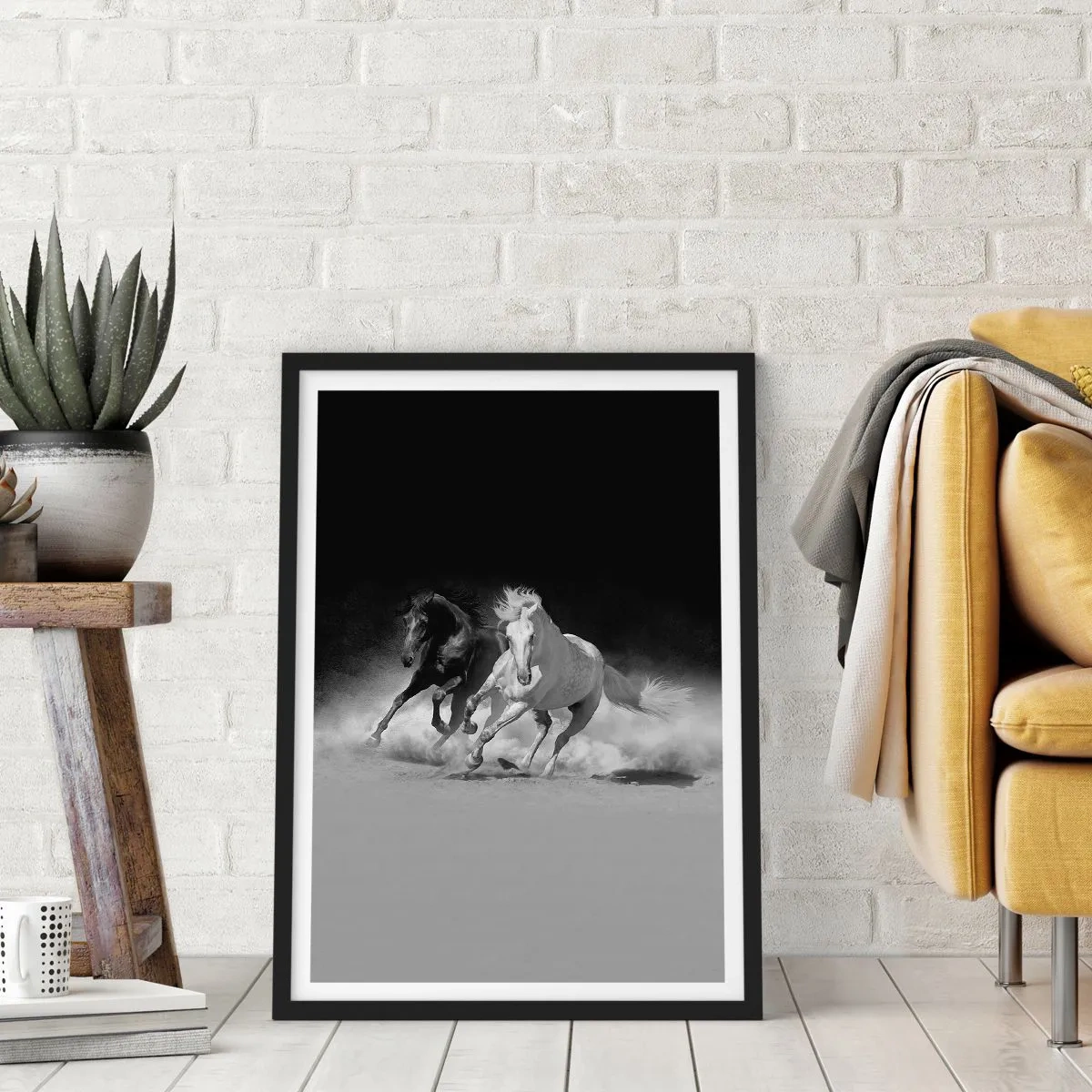 Poszter fehér keretben - Vágtázó lovak monokróm háttér előtt - 50x70cm - A szabadság vágtája - Modern fali dekoráció nappalihoz és hálószobához ARTTOR
