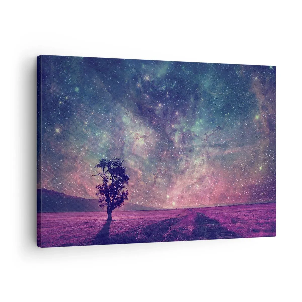 Vászonkép - Egy fa a csillagos égbolt ellen, lila és kék színekben - 70x50cm - Varázslatos ég alatt - Modern fali dekoráció nappalihoz és hálószobához ARTTOR