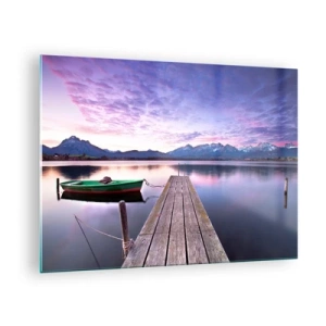 Üveg kép - Zöld hajó a mólón, hegyi háttérrel napfelkeltekor - 70x50cm - Barátságos csend - Modern fali dekoráció nappalihoz és hálószobához ARTTOR