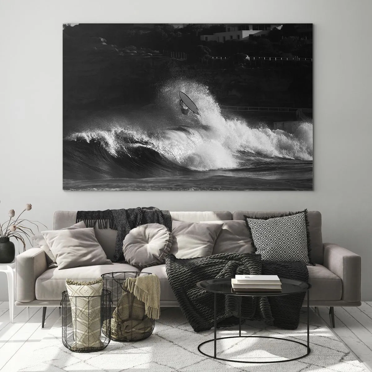 Üveg kép - Egy szörfös lovagol egy hullámon, fekete-fehér fényképen megörökítve - 70x50cm - Kihívás elfogadva! - Modern fali dekoráció nappalihoz és hálószobához ARTTOR