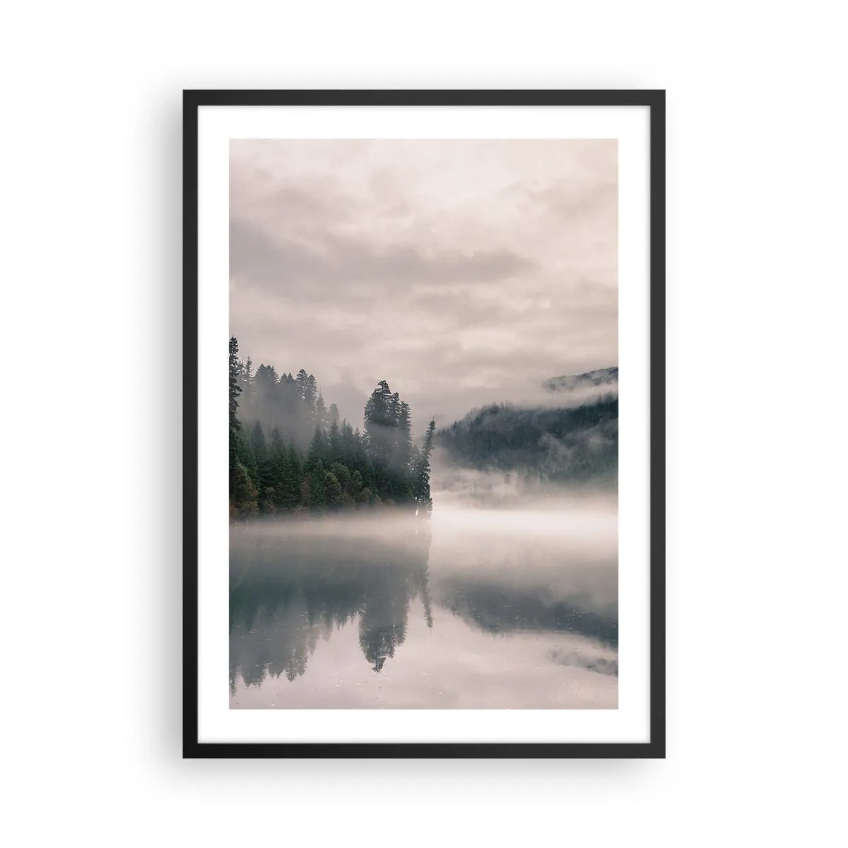 Poszter fehér keretben - Egy ködös erdő tükröződik a tó nyugodt felszínén - 50x70cm - Ábrándosan, ködben - Modern fali dekoráció nappalihoz és hálószobához ARTTOR