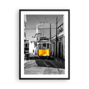 Poszter fehér keretben - Egy sárga villamos a város utcáin fekete-fehér környezetben - 50x70cm - Lisszabon szelleme - Modern fali dekoráció nappalihoz és hálószobához ARTTOR