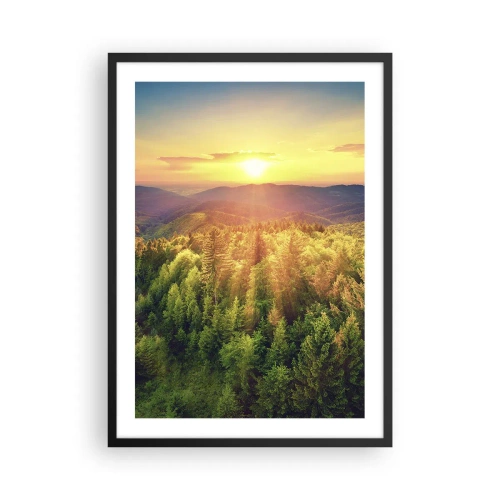 Poszter fehér keretben - Naplemente egy zölddel teli hegyvidéki erdő felett - 50x70cm - Hegytetők és csúcsok - Modern fali dekoráció nappalihoz és hálószobához ARTTOR