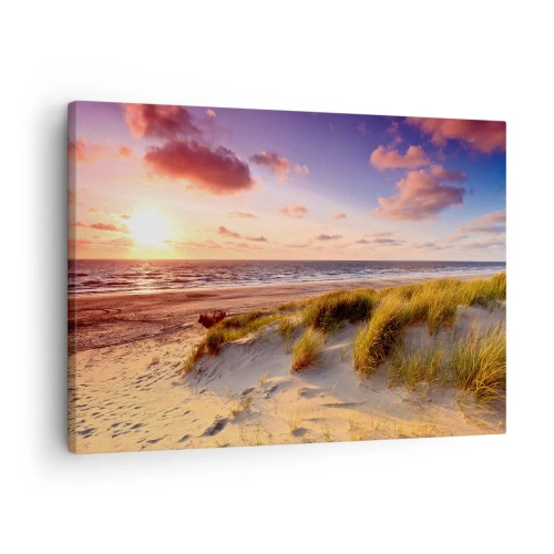 Vászonkép - Füves strand és naplemente a nyugodt tenger felett - 70x50cm - Már érződik a nyár a levegőben - Modern fali dekoráció nappalihoz és hálószobához ARTTOR