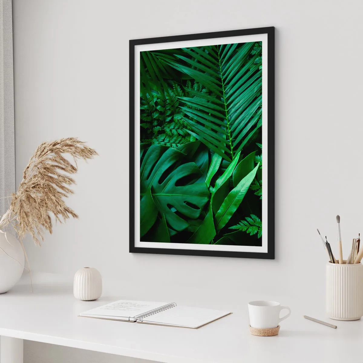 Poszter fehér keretben - A zöld páfrány és a pálmalevelek trópusi mintát hoznak létre - 50x70cm - Összebújva a zöldben - Modern fali dekoráció nappalihoz és hálószobához ARTTOR