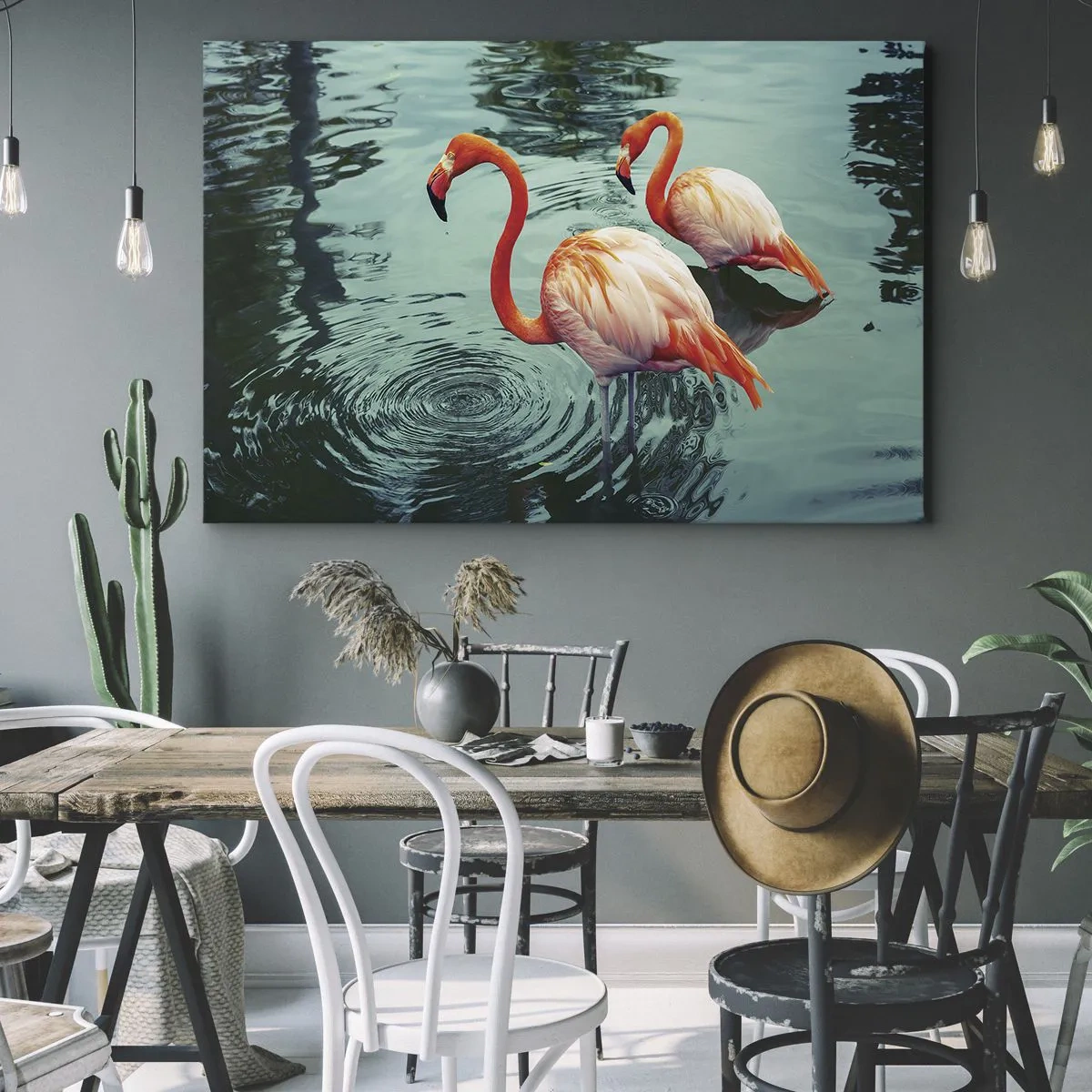 Vászonkép - Két flamingó a nyugodt vízben, tükrözve környezetüket - 70x50cm - Most divatban vagyunk - Modern fali dekoráció nappalihoz és hálószobához ARTTOR