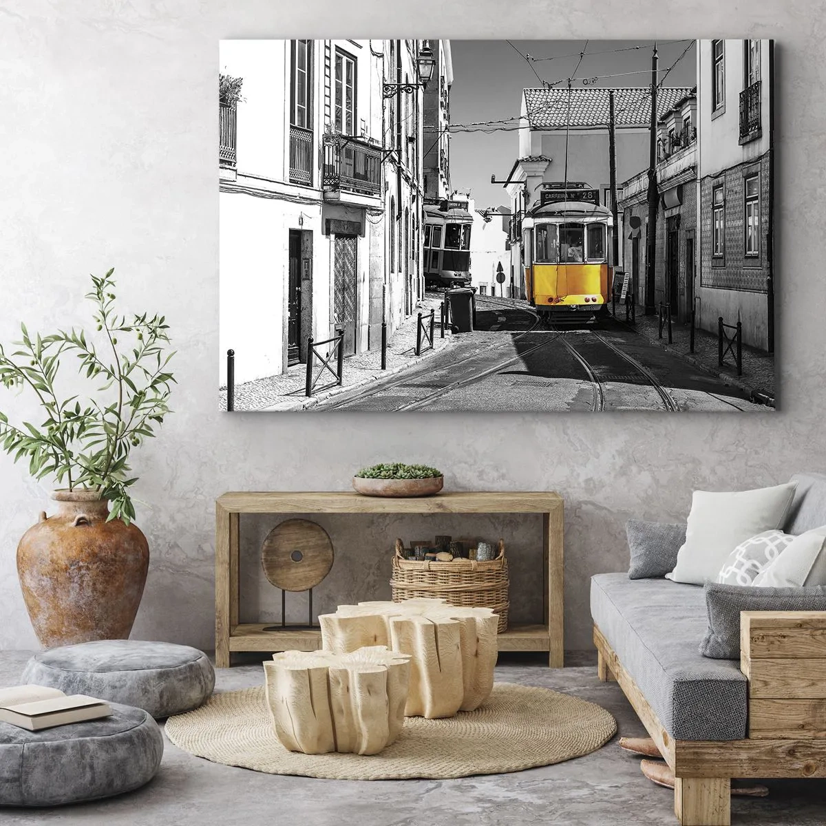 Vászonkép - Egy sárga villamos Lisszabon utcáin monokróm környezetben - 70x50cm - Lisszabon szelleme - Modern fali dekoráció nappalihoz és hálószobához ARTTOR