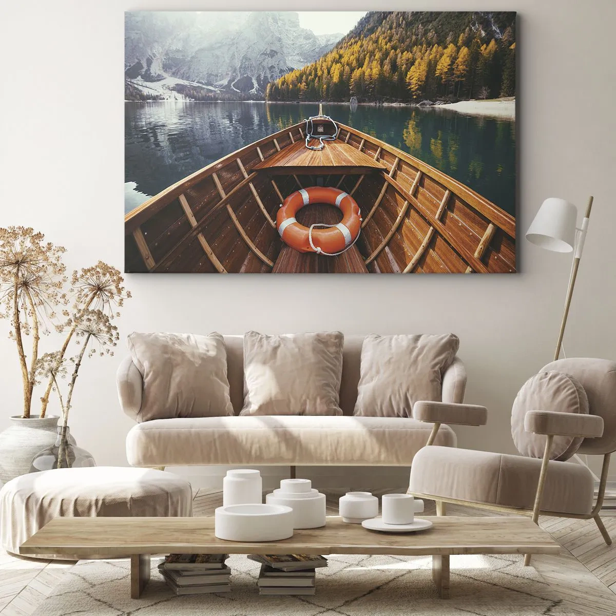 Vászonkép - Egy fából készült hajó egy erdővel körülvett hegyi tavon - 70x50cm - Hegyi kirándulás - Modern fali dekoráció nappalihoz és hálószobához ARTTOR