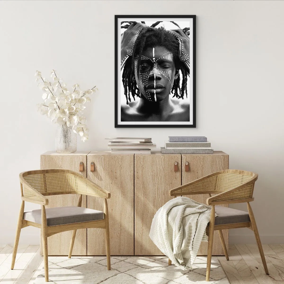 Poszter fehér keretben - Egy férfi, arcán és kezén fehér festményekkel - 50x70cm - Hol vagy? - Modern fali dekoráció nappalihoz és hálószobához ARTTOR