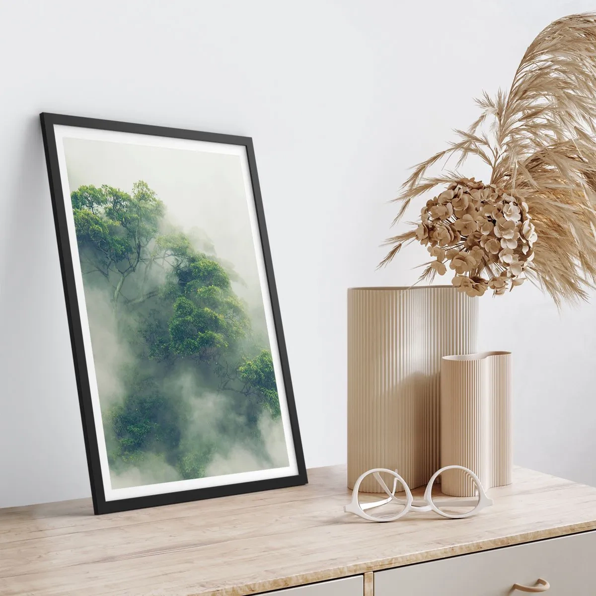 Poszter fehér keretben - Zöld lombkoronák rejtőznek a sűrű, titokzatos ködben - 50x70cm - Ködbe burkolózva - Modern fali dekoráció nappalihoz és hálószobához ARTTOR