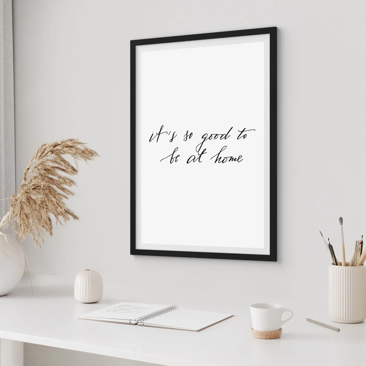 Poszter fehér keretben - Idézet: Olyan jó otthon lenni minimalista stílusban - 50x70cm - Teljes igazság - Modern fali dekoráció nappalihoz és hálószobához ARTTOR