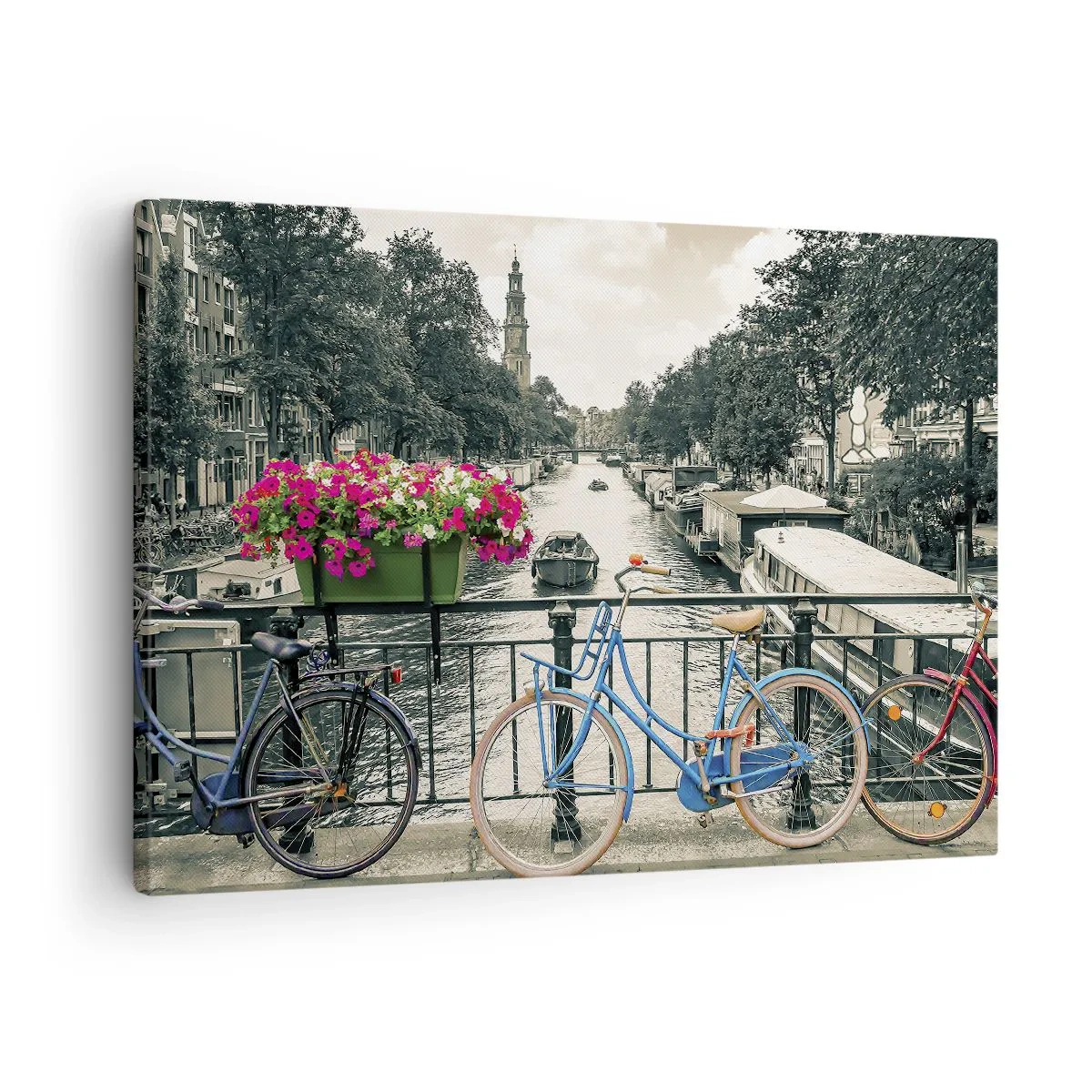 Vászonkép - Egy híd kerékpárokkal és virágokkal egy csatorna felett Amszterdamban - 70x50cm - Az amszterdami utca színei - Modern fali dekoráció nappalihoz és hálószobához ARTTOR