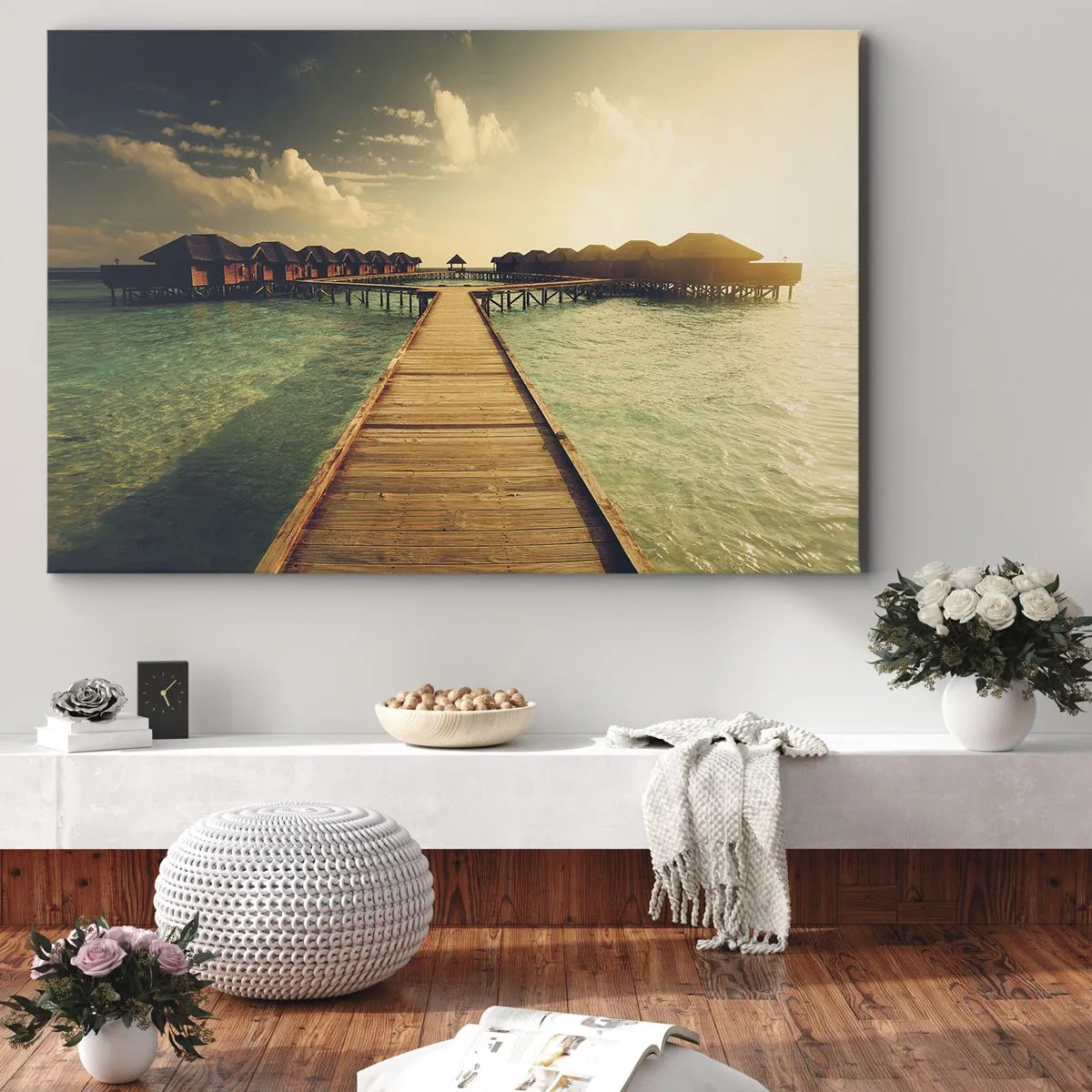 Vászonkép - Egy fából készült móló vezet a vízparti házakhoz, a nap sugarai megvilágítják. - 70x50cm - Tiszteletteljes meghívás - Modern fali dekoráció nappalihoz és hálószobához ARTTOR