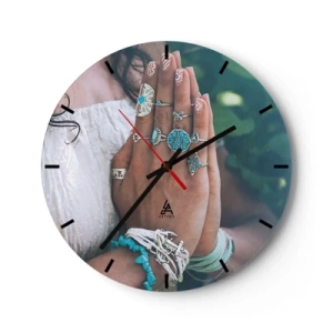 Falióra, Óra - Kezek bohém ékszerekkel természetes háttér előtt - 30x30cm - Üdvözöljük a lét középpontjában - Modern fali dekoráció nappalihoz, konyhához és hálószobához ARTTOR
