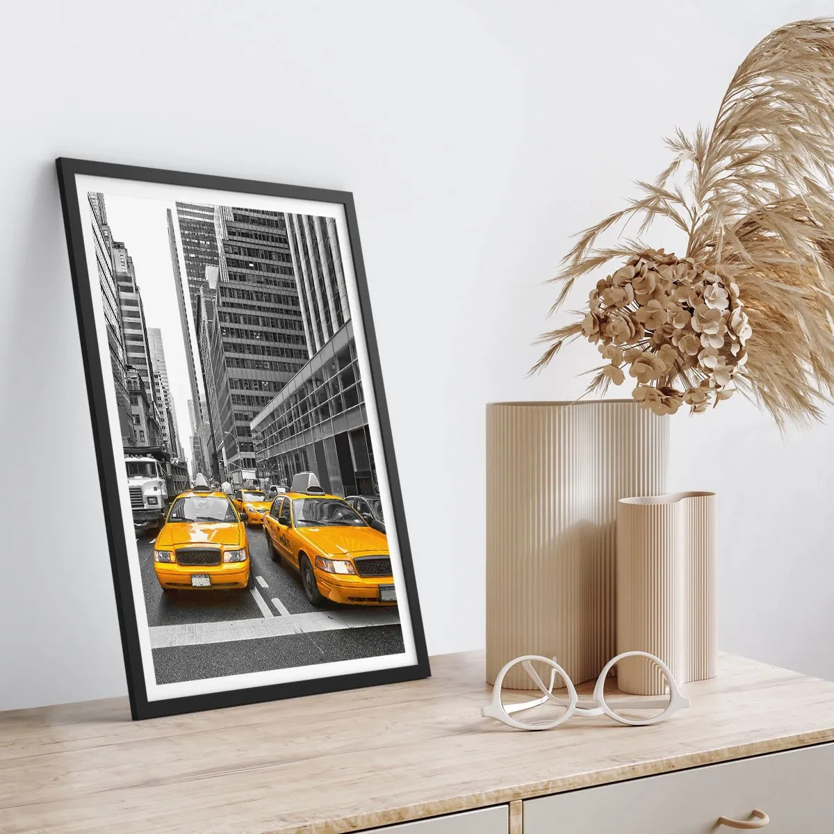 Poszter fehér keretben - Sárga taxik New York utcáin - 50x70cm - Mi színezzük a várost - Modern fali dekoráció nappalihoz és hálószobához ARTTOR