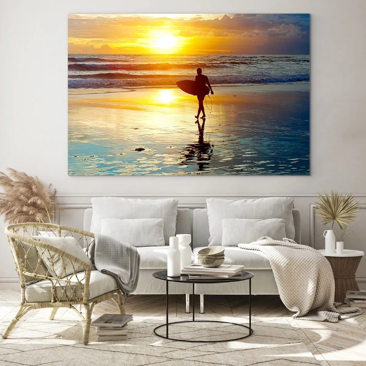 Üveg kép - Egy szörfös sétál a tengerparton naplementekor a deszkájával - 70x50cm - A harcos visszatérése - Modern fali dekoráció nappalihoz és hálószobához ARTTOR