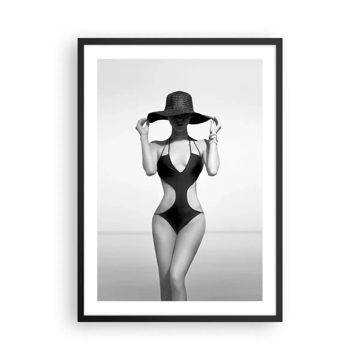 Poszter fehér keretben - Fekete-fehér fénykép egy kalapban és fürdőruhában lévő nőről - 50x70cm - A nevem Elegance - Modern fali dekoráció nappalihoz és hálószobához ARTTOR