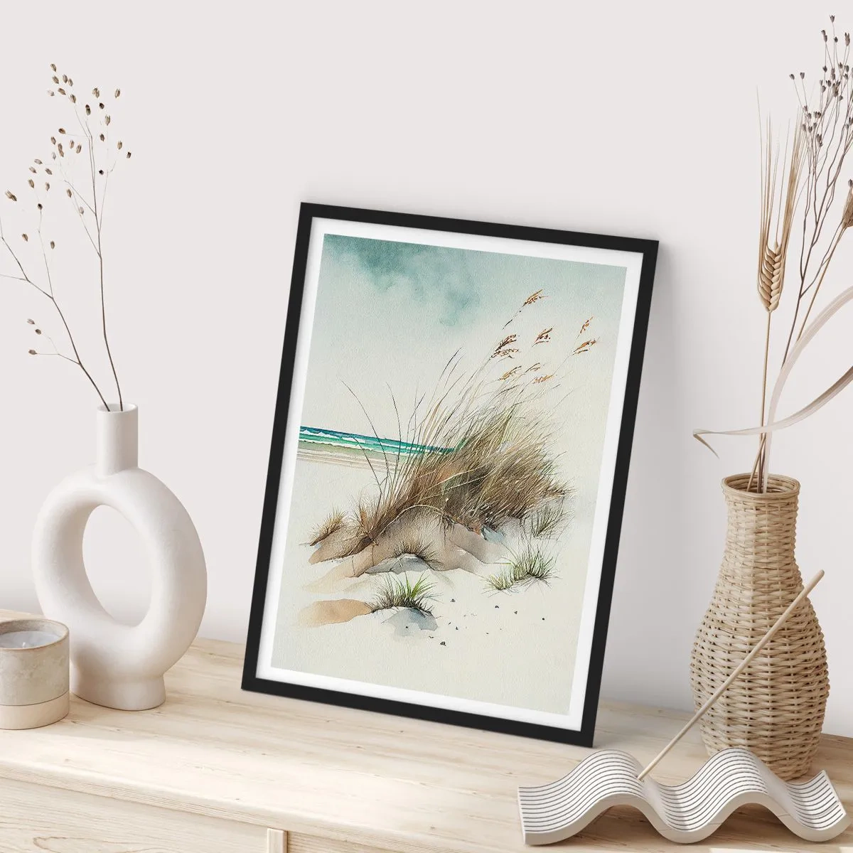 Poszter fehér keretben - Akvarell stílusú dűnék füvekkel a nyugodt tenger mellett - 50x70cm - Homokba burkolózva - Modern fali dekoráció nappalihoz és hálószobához ARTTOR