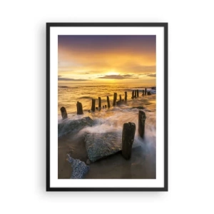 Poszter fehér keretben - Naplemente a tenger felett, faoszlopokkal a strandon - 50x70cm - A Balti-tenger nyers szépsége - Modern fali dekoráció nappalihoz és hálószobához ARTTOR