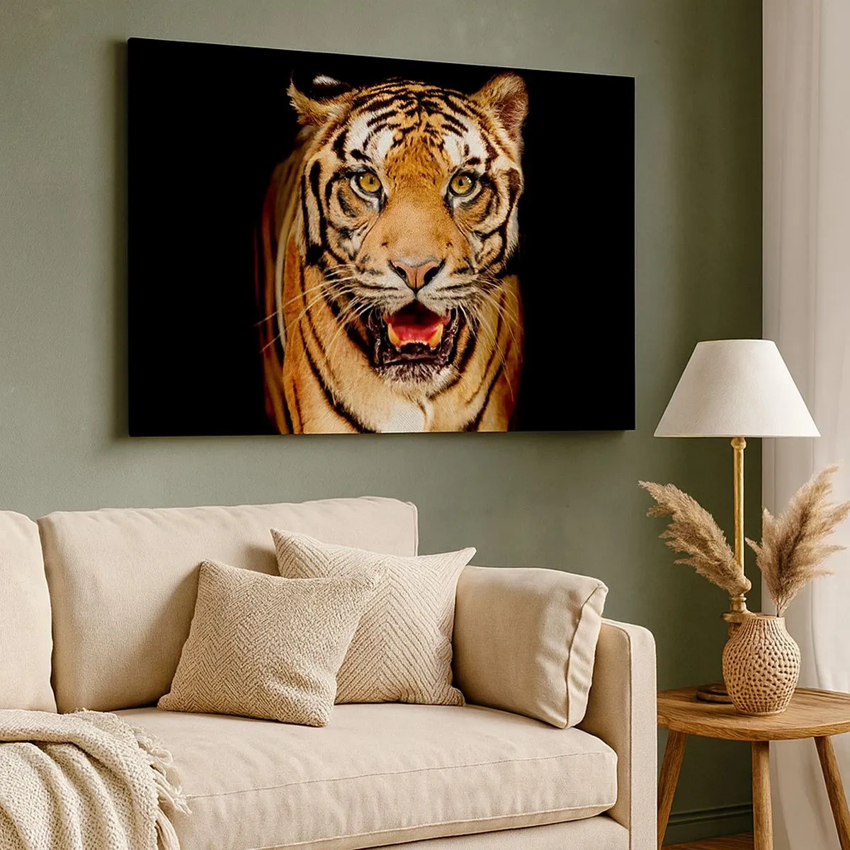 Vászonkép - Egy tigris nyitott szájjal fekete háttér előtt - 70x50cm - Szívében vad - Modern fali dekoráció nappalihoz és hálószobához ARTTOR