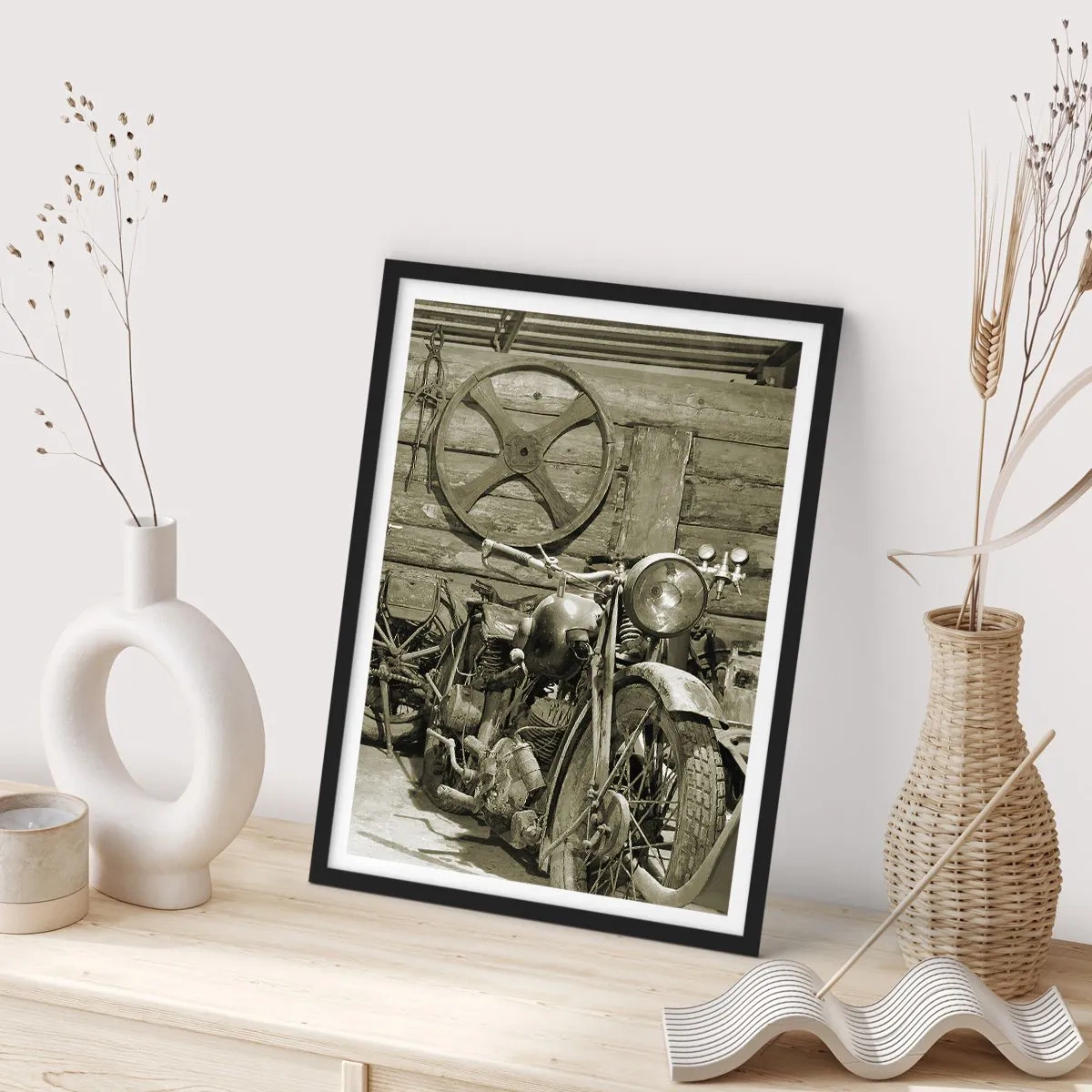 Poszter fehér keretben - Egy régi motorkerékpár egy fafészerben, a háttérben egy kerékkel - 50x70cm - Władek bácsi fészerében - Modern fali dekoráció nappalihoz és hálószobához ARTTOR