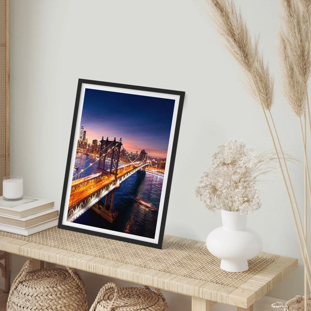 Poszter fehér keretben - New York City híd éjszaka, kilátással a városra - 50x70cm - Ragyogó híddal a város szívébe - Modern fali dekoráció nappalihoz és hálószobához ARTTOR