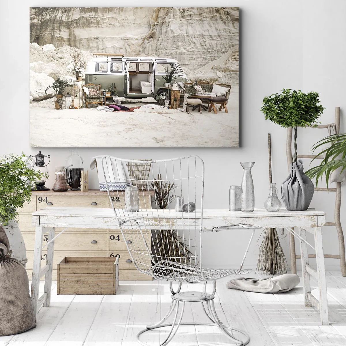 Vászonkép - Egy retró lakóautó bohém dizájnnal egy sziklás táj hátterében. - 70x50cm - Ideje elkezdeni az utazást - Modern fali dekoráció nappalihoz és hálószobához ARTTOR