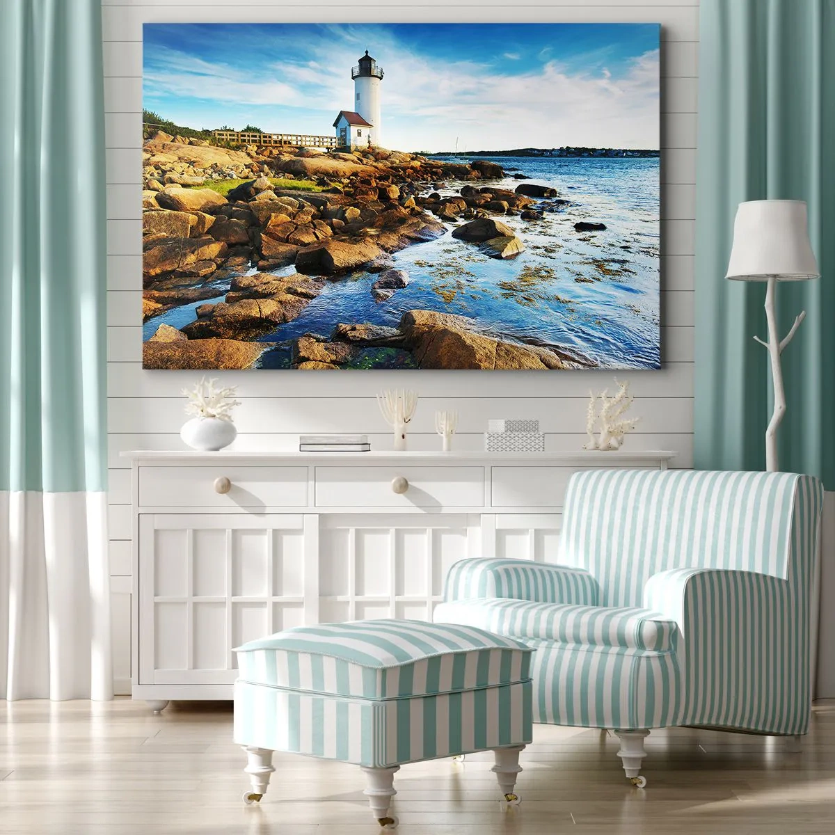 Vászonkép - Egy világítótorony egy sziklás parton egy napsütéses napon - 70x50cm - Gyertek vissza boldogan, várlak - Modern fali dekoráció nappalihoz és hálószobához ARTTOR
