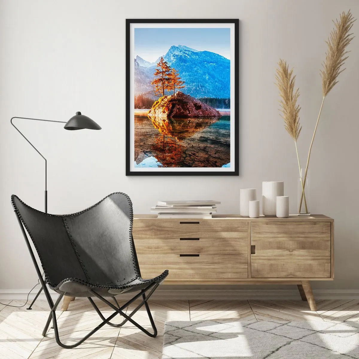 Poszter fehér keretben - Fák egy sziklán, tükröződve egy nyugodt tóban - 50x70cm - A természet új fényben - Modern fali dekoráció nappalihoz és hálószobához ARTTOR
