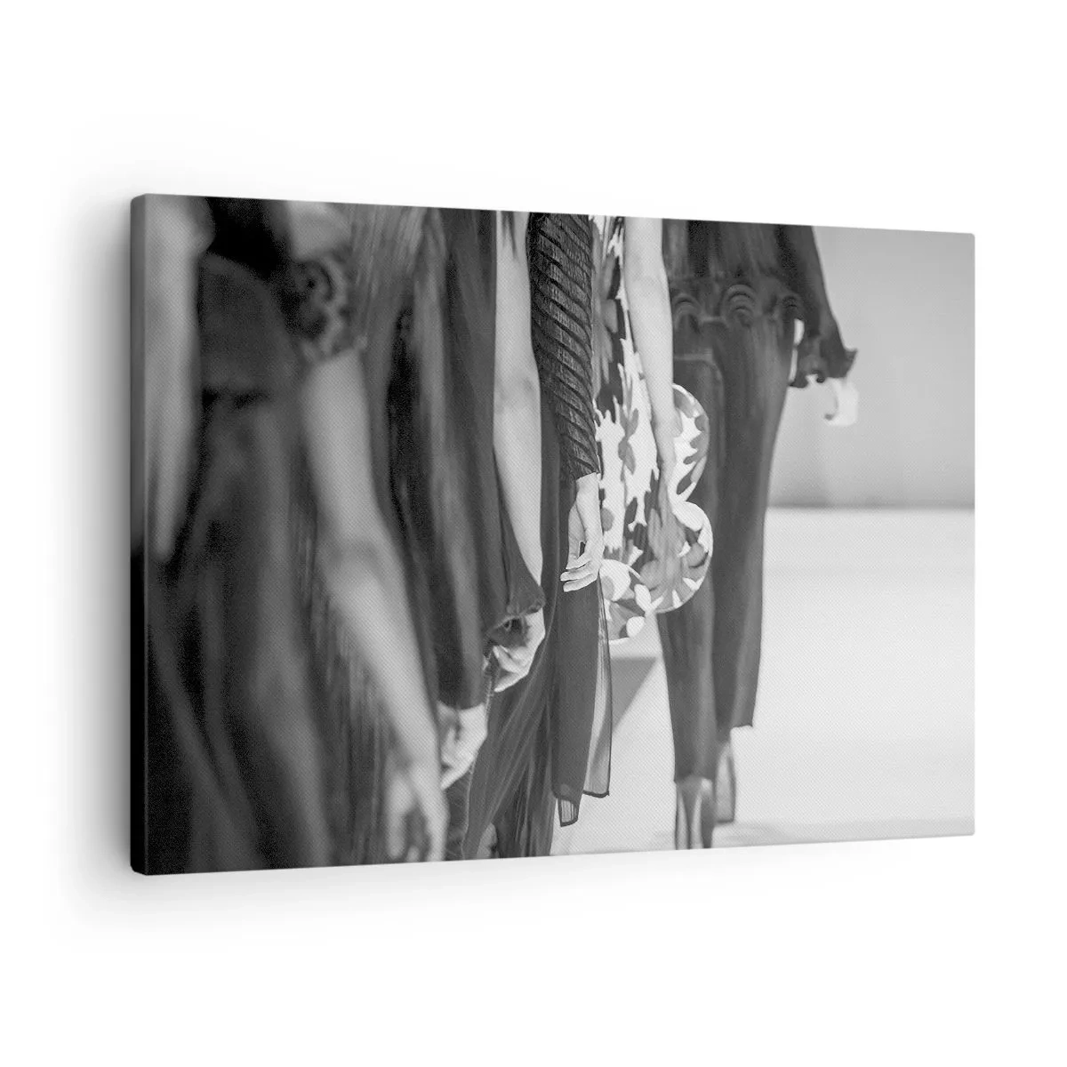 Vászonkép - Egy fekete-fehér kifutói jelenet, amely a ruhák részleteit és a modellek alakját mutatja be. - 70x50cm - Stílusos felvonulás - Modern fali dekoráció nappalihoz és hálószobához ARTTOR