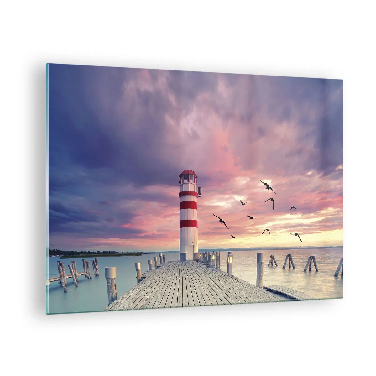Üveg kép - Világítótorony a mólón naplementekor, madarakkal repülve - 70x50cm - Ideje a kikötőbe - Modern fali dekoráció nappalihoz és hálószobához ARTTOR