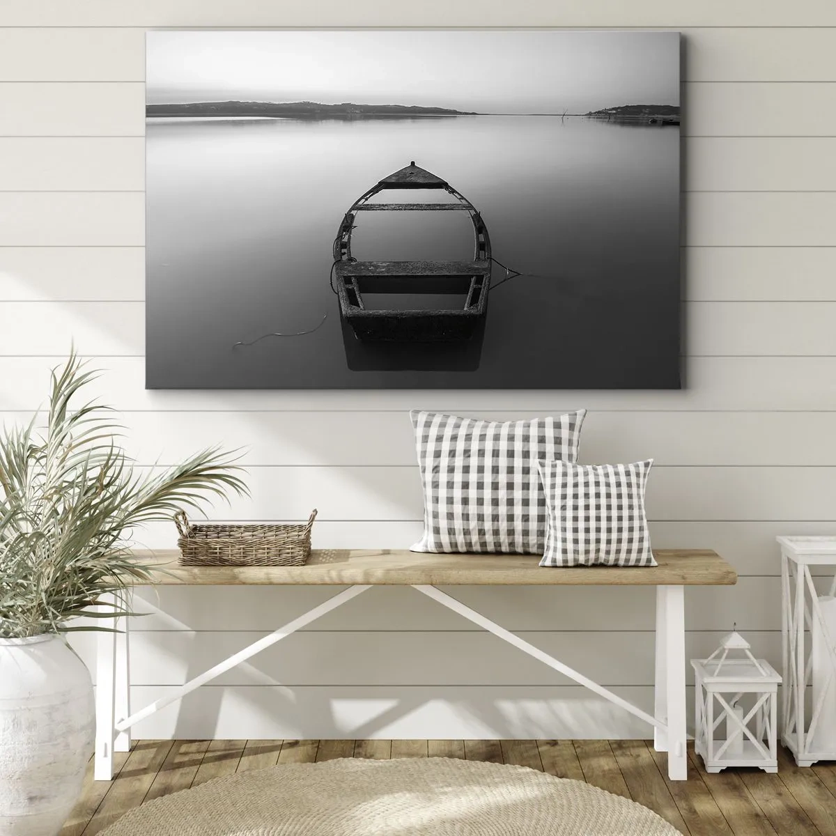 Vászonkép - Egy magányos hajó egy nyugodt tavon, fekete-fehér árnyalatokban - 70x50cm - Vágyódás és melankólia - Modern fali dekoráció nappalihoz és hálószobához ARTTOR