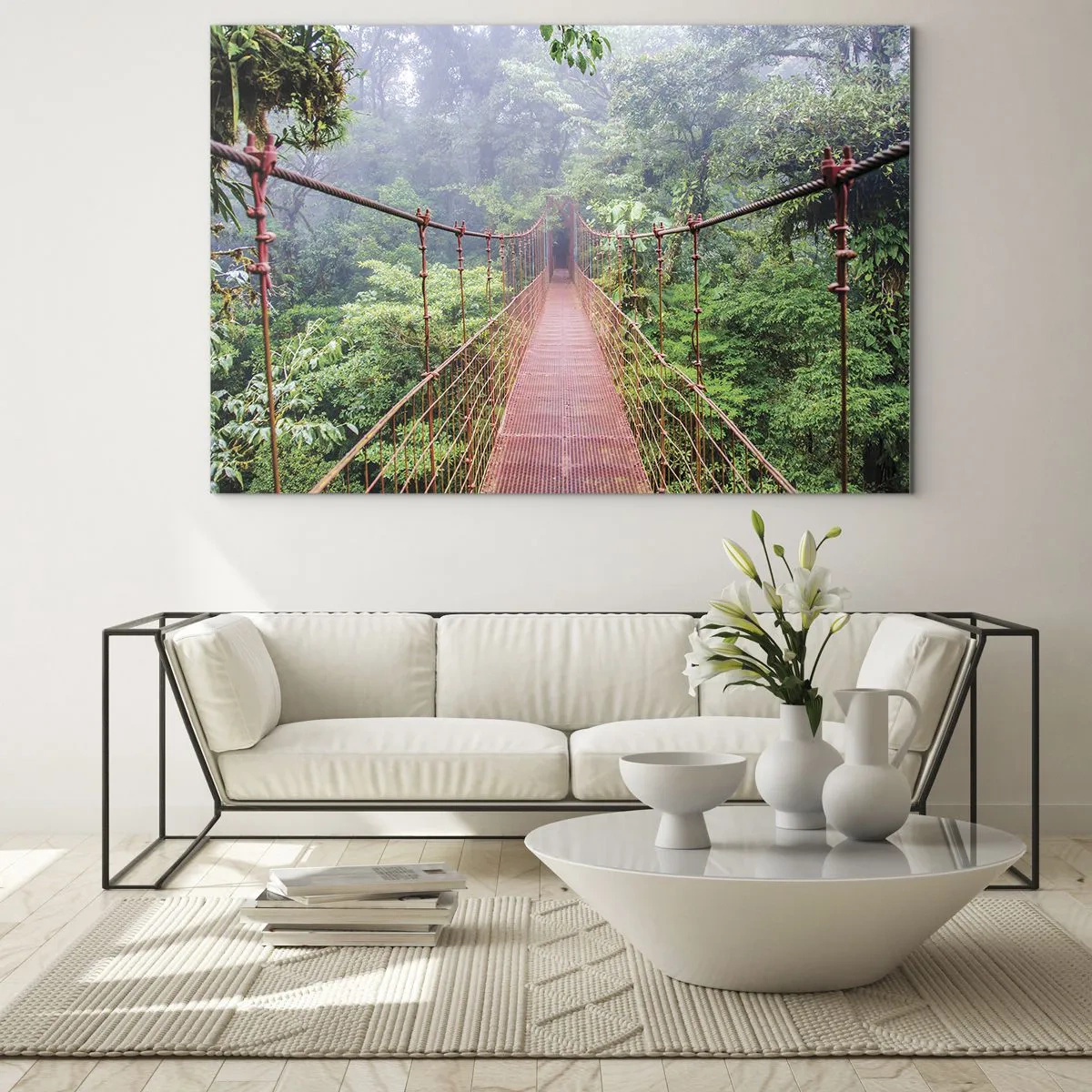 Üveg kép - Egy piros függőhíd egy zöld dzsungel felett a ködben - 70x50cm - A lomkoronák fölé függesztve - Modern fali dekoráció nappalihoz és hálószobához ARTTOR